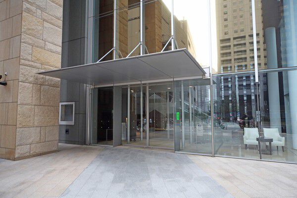 エントランスホールには、光溢れるピロティが広がります。