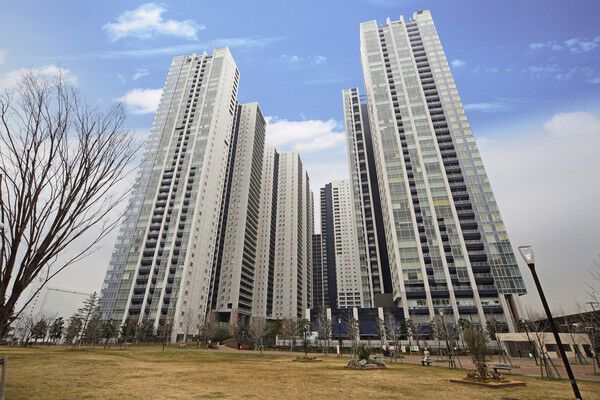 【ワールドシティタワーズ】敷地内には、キャピタルタワー、アクアタワー、ブリーズタワーがそびえ立つ。