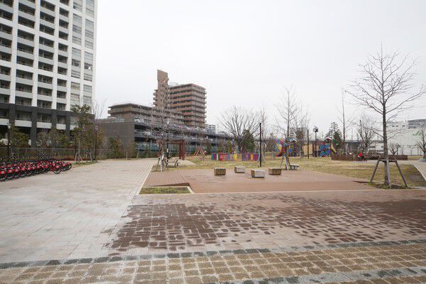ドッグランや噴水等も設置された「港南緑水公園」まで約140m（徒歩2分）。