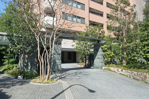 邸宅のようなメインゲート。歩行者扉は非接触錠、車用ゲートはリモコンで開閉。 邸宅のようなメインゲート。歩行者扉は非接触錠、車用ゲートはリモコンで開閉。