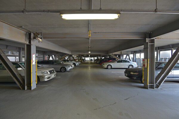 ハイルーフ対応の自走式スペースを含め、911台＋ゲスト用6台の駐車場を確保。