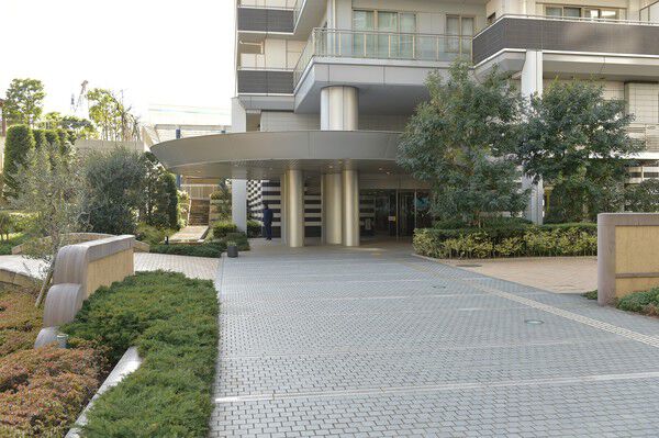 各棟1階のフロントでは、ホテルコンシェルジュのようなきめ細やかなサービスを提供。