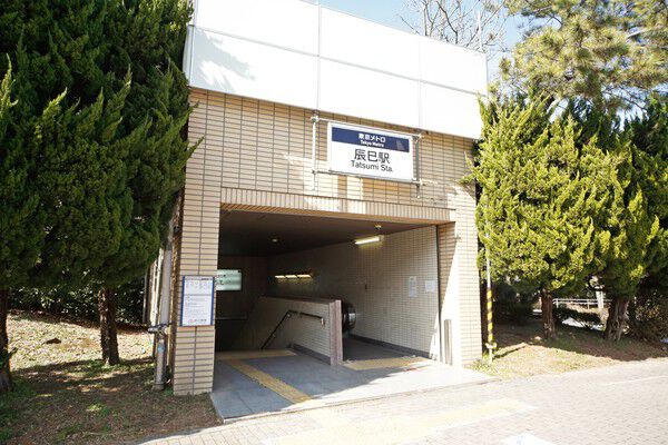 東京メトロ有楽町線「辰巳」駅までは約450m（徒歩6分）。