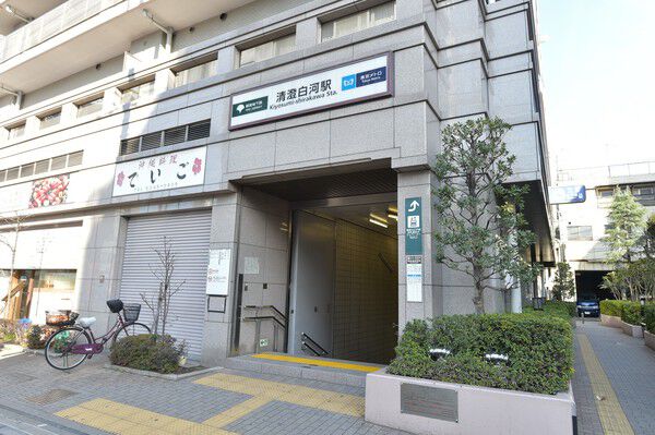東京メトロ半蔵門線「清澄白河」駅は約560m（徒歩7分）。