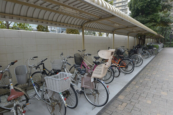 フラットな構造で出し入れしやすい屋根付きの駐輪場。