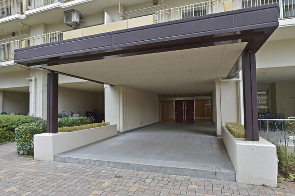 風雨を防ぐ張り出した庇の奥にエントランスを設置。