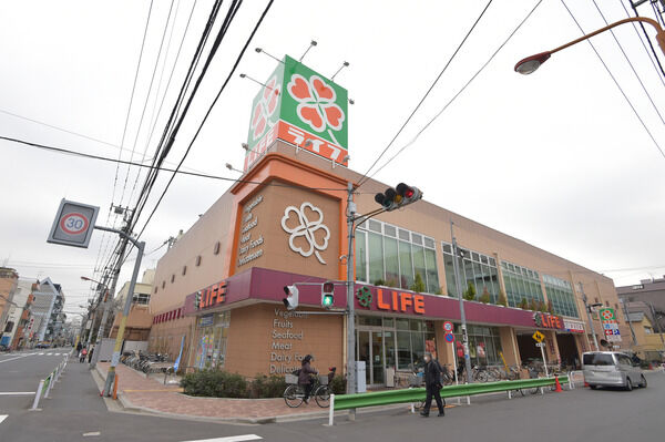 生鮮食品の買い物に便利な「ライフ菊川店」まで約1,300m（徒歩17分）。