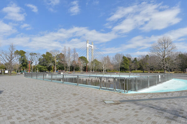 バーベキュー広場も併設した「木場公園」まで約800m（徒歩10分）。