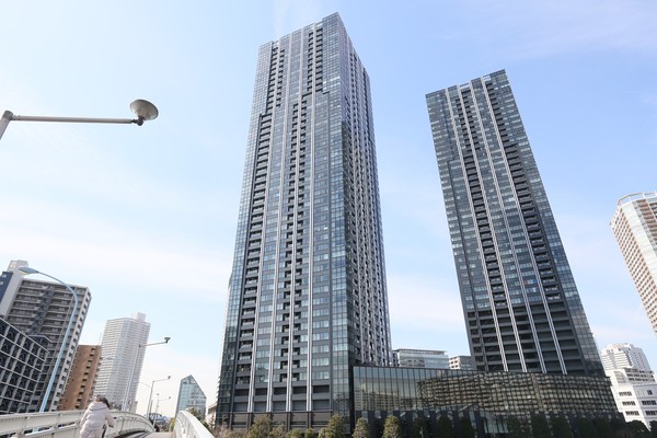 【シティタワーズ豊洲ザ・ツイン】ツインタワーを結ぶ共用棟には屋上庭園が。夏には晴海埠頭の花火を鑑賞できます。