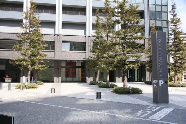 【シティタワーズ豊洲ザ・ツイン】歩者分離を採用した駐車場は、敷地内に設置。 【シティタワーズ豊洲ザ・ツイン】歩者分離を採用した駐車場は、敷地内に設置。