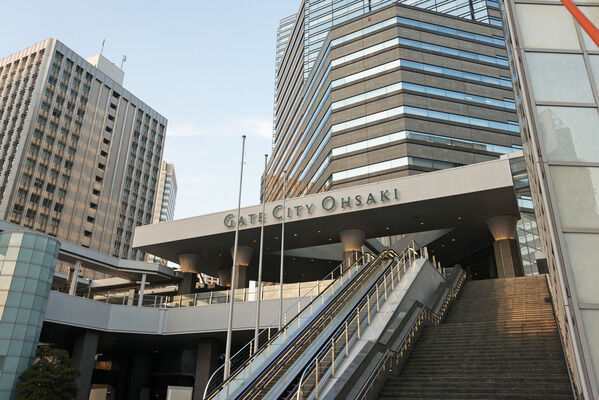「ゲートシティ大崎」は、約400m（徒歩5分）。