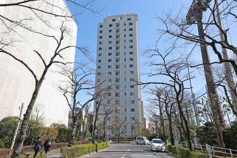 建物西側。行政施設や文化施設、スポーツ施設が集積する荒川区の中枢エリアに建つ。