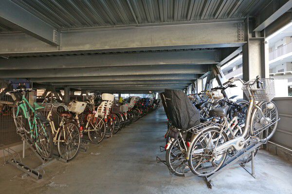 屋根付き駐輪場・バイク置き場を設置しています。