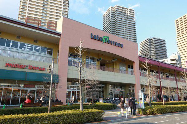 「LaLaテラス南千住」は、約1,000m（徒歩13分）。