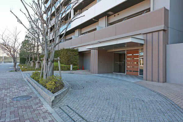 格調高いキャノピーの付いた車寄せのあるエントランス。