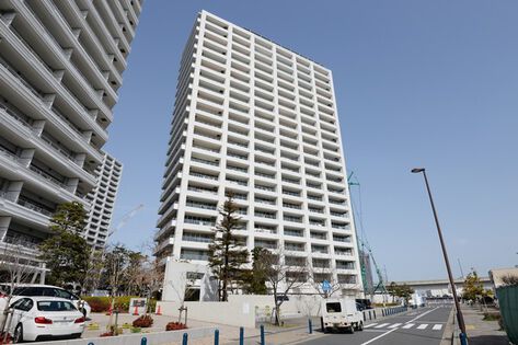 白を基調とした、地上23階建てのスタイリッシュなフォルム。