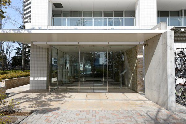 「透明感」をキーワードにデザインされた、静かな佇まいのエントランス。