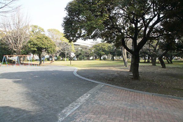 家族で休日を楽しめる「神奈川公園」は、約1,400m（徒歩18分）。