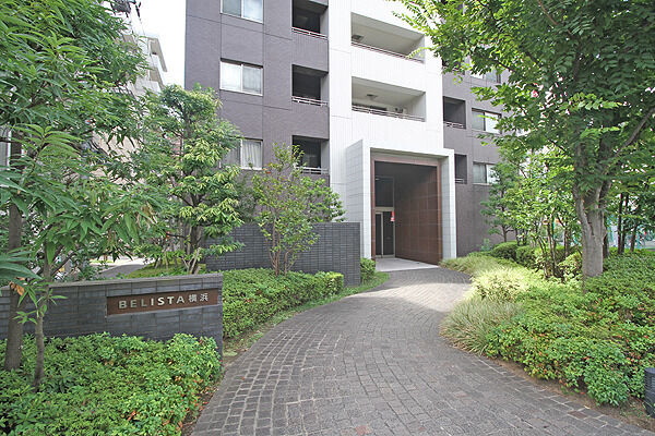 緑鮮やかなアプローチの植栽が、日常に癒しをもたらします。