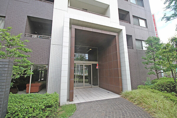 吹き抜けを施した開放感のあるエントランス。