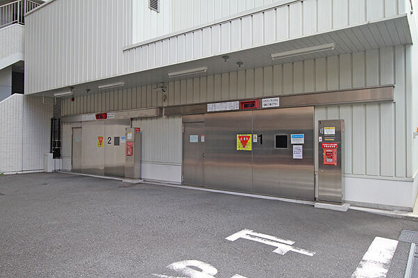 居住者用の他に、来客者用も用意された駐車場。