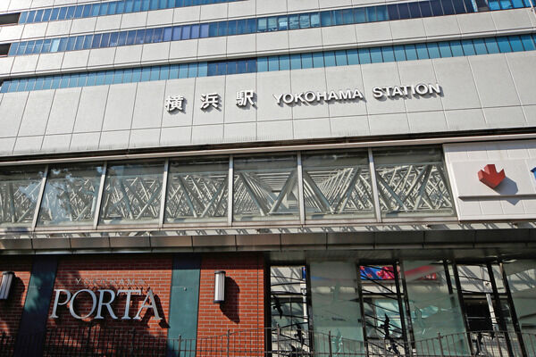 東海道本線「横浜」駅まで、約800ｍ（徒歩10分）。