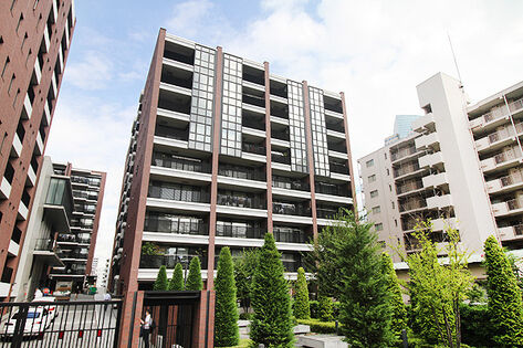 丘の中腹に広がる、広大な敷地に描かれた3棟の住棟。