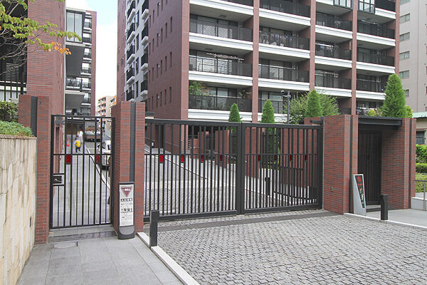 住む方たちを誇らかに迎える、アイアンワークによる門扉。