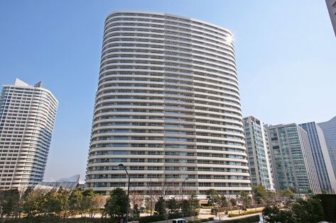 免震構造や地盤改良、高強度コンクリートで安全性・耐久性を高めています。 免震構造や地盤改良、高強度コンクリートで安全性・耐久性を高めています。