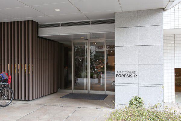 メインエントランスの出入り口には、 24時間有人管理の防災センターを設置。 メインエントランスの出入り口には、 24時間有人管理の防災センターを設置。