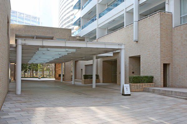 東エントランス。敷地内は安全性に配慮し、歩車分離を採用。 東エントランス。敷地内は安全性に配慮し、歩車分離を採用。