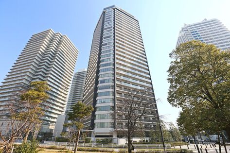 電柱・電線を地中化したみなとみらいのスカイラインに浮かぶ美しいフォルム。 電柱・電線を地中化したみなとみらいのスカイラインに浮かぶ美しいフォルム。