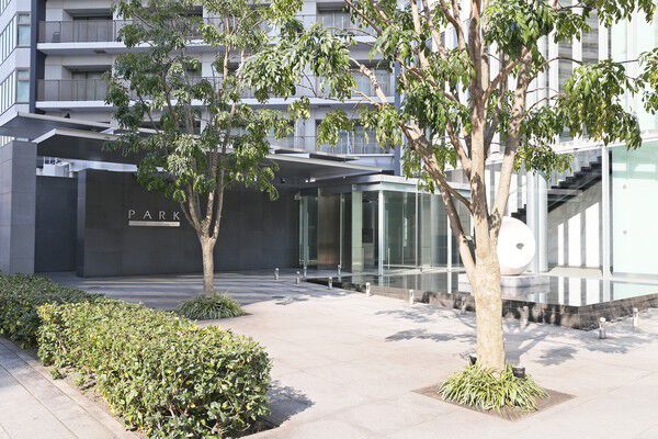 水と緑が響きあうエントランスファサード。