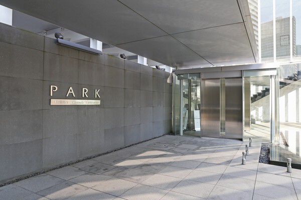 美しい2層吹抜けのエントランスホールへと続くアプローチ。