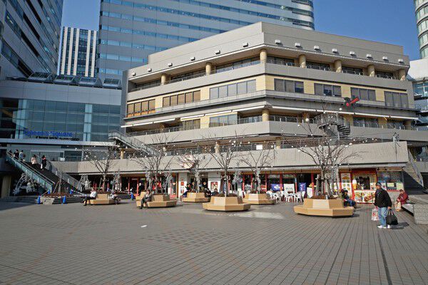 流行とグルメの発信地「クイーンズスクエア横浜」まで約700m（徒歩9分）。