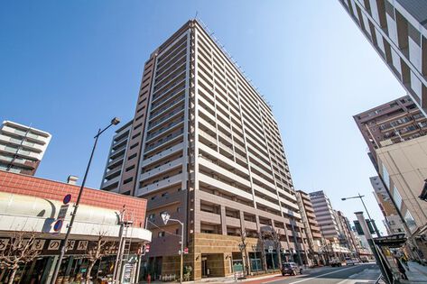 昼はすがすがしい山々の雄姿を、夜は宝石を散りばめたような街を見晴らす住まい。