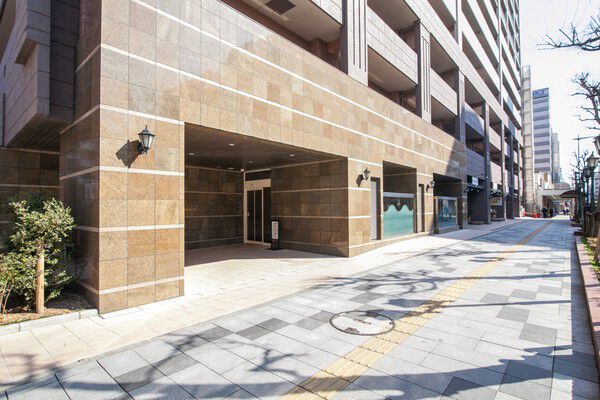 多くの人が出入りするため、モニターカメラ12台等を設置。住む人への安心を提供。 多くの人が出入りするため、モニターカメラ12台等を設置。住む人への安心を提供。