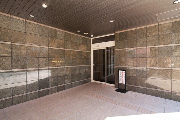 グランドエントランス。その先は優雅なしつらえのファーストラウンジが広がります。 グランドエントランス。その先は優雅なしつらえのファーストラウンジが広がります。