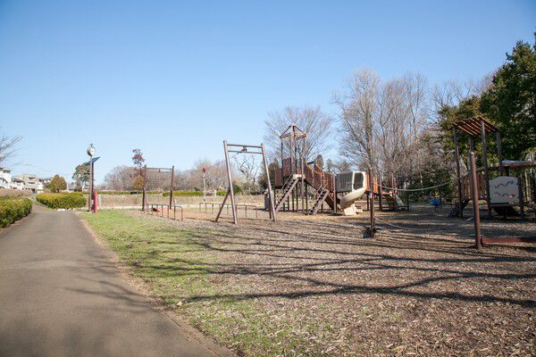 野鳥や昆虫観察、緑豊かな森を楽しむ「小宮公園」は約1,300m(徒歩17分)。 野鳥や昆虫観察、緑豊かな森を楽しむ「小宮公園」は約1,300m(徒歩17分)。