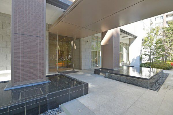 端正な佇まいのエントランスには、優しい光があふれ温もりを感じるスペースを設置。