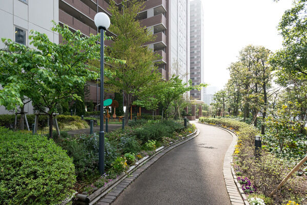 お子様が喜ぶプレイスペースを、黄金色に色づく花木で囲った「オール・クール」。