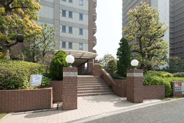 豊かな木々が四季の移ろいを暮らしに添える、潤いのエントランス。