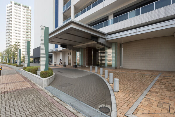 シティホテルを思わせる、フォーマルな雰囲気漂うエントランスアプローチ。