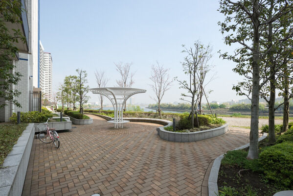 日々の暮らしに穏やかな時間を誘う、敷地内に張り巡らされた散歩道。