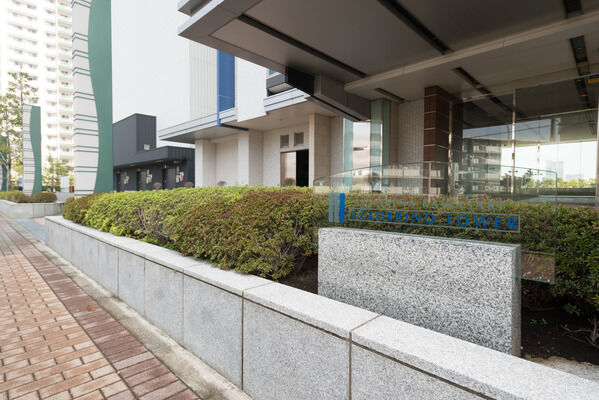 洗練された外観デザインと、ゆるやかな時間を誘う散歩道が、暮らしに潤いを添える。