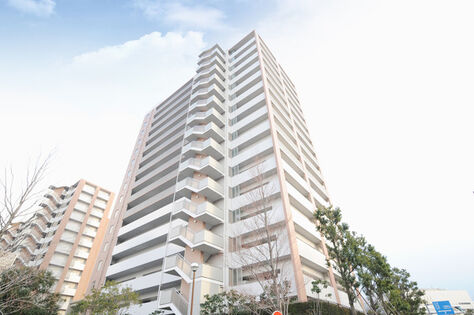 地上16階建ての洗練されたレジデンス。