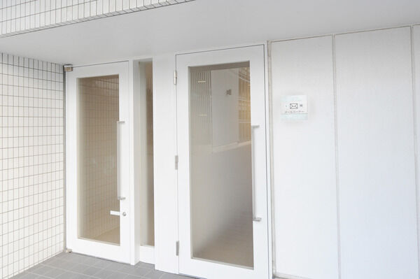 不在時でも受け取れる宅配ボックスを設置した1階メールコーナー。