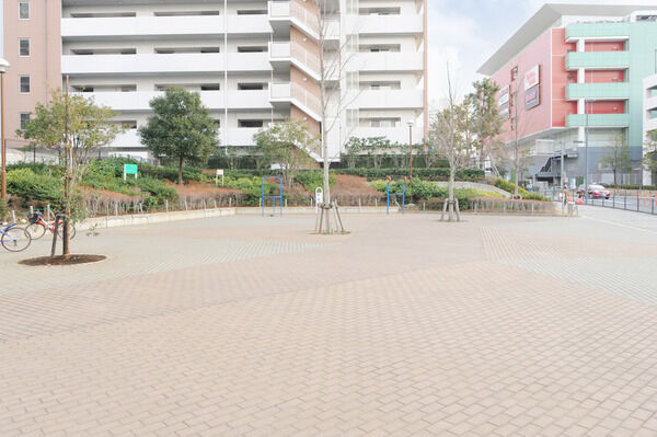 マンションに隣接する憩いの「堀川町公園」は、約80m（徒歩1分）。