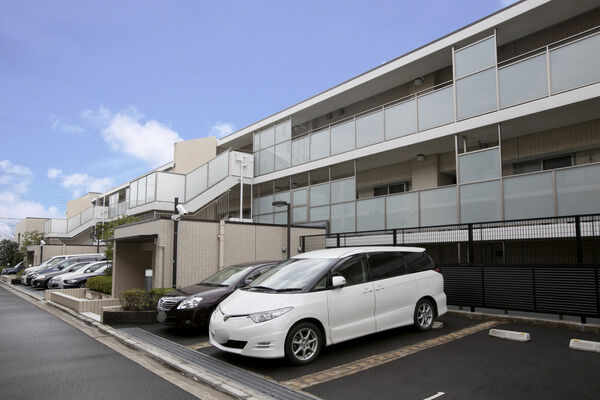 駐車場のほかにも56台分の駐輪場、3台分のバイク置場を設置。