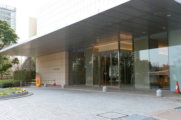 大きな庇が存在感を醸し出すホテルライクな車寄せ。